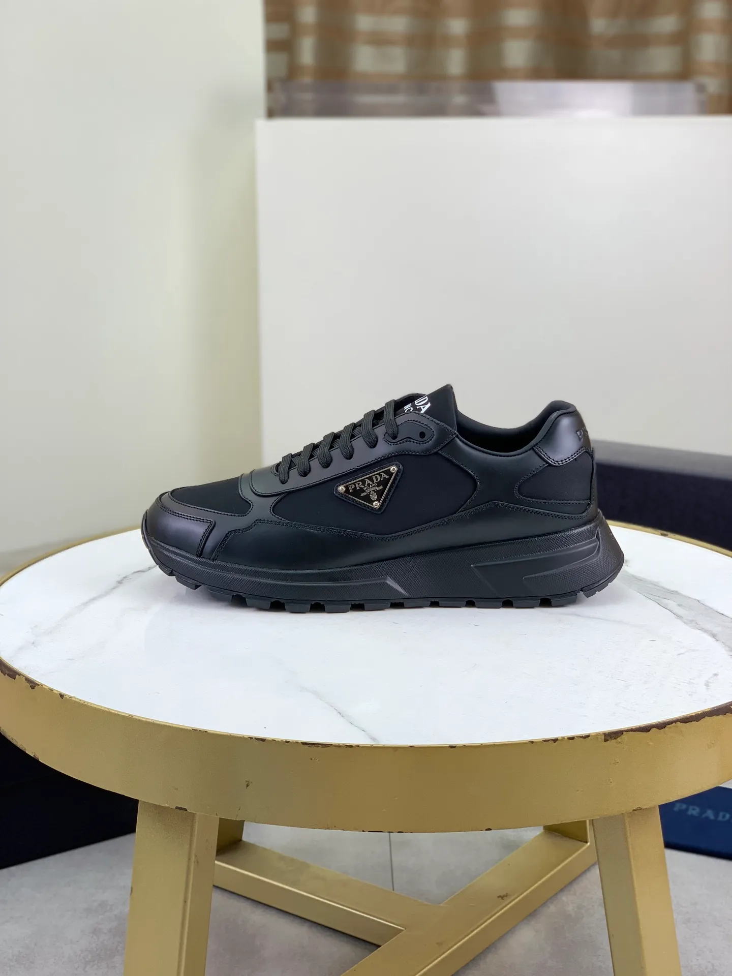 Factory price P680, top version, original order PRADA Prada's new casual sports shoes, original purchase, development and production, Prada men's classic series, technical breathable fabrics with cowhide, casual sports shoes, casual shoes, sports dad shoes, combined with high-tech breathable materials and cowhide, P's exclusive button decoration on the side. The outsole is full of P italic design and bright colors to show vitality and continue the brand design inspiration. Stroll around the city lightly and feel free and comfortable. Exquisite packaging at the delivery counter 🛍📦 ▪️Fabric: Original customized pebbled calfskin ▪️Inner lining: Cowhide lining ➕Cowhide feet ▪️Outsole: Mold evacuated PU+TPU material ▪️Sole thickness: 3.5CM ▪️Size: Men's 39-45 (38 46 can be customized) 2️⃣ colors available